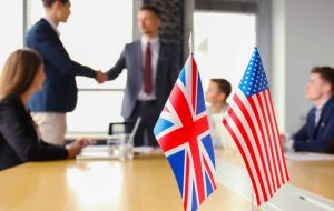 Engleza britanică sau engleza americană – care este cea mai potrivită opțiune pentru echipa ta?