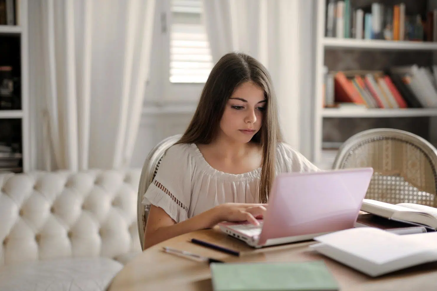 3. Model email în engleză - adolescentă, cameră, laptop